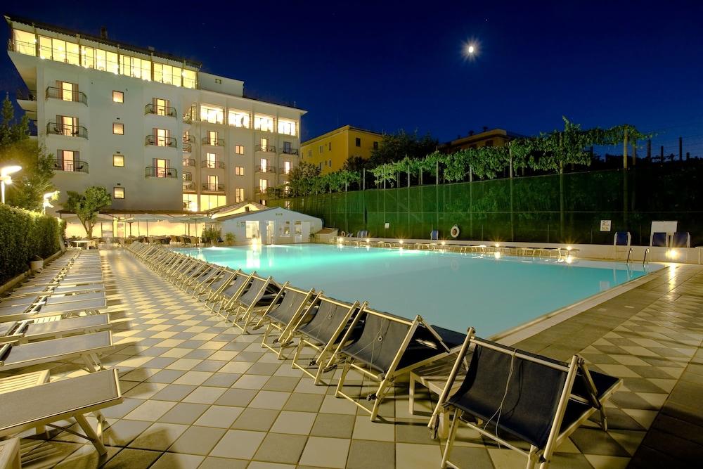 Grand Hotel Flora Sorrento Dış mekan fotoğraf